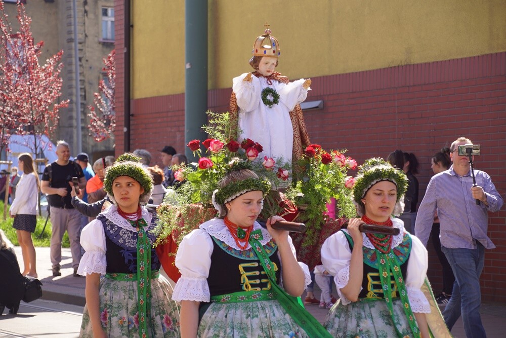 Jak co roku w Lipinach odbyła się procesja Bożego Ciała w tradycyjnych śląskich strojach. W tym roku dopisała pogoda i było bardzo dużo osób.