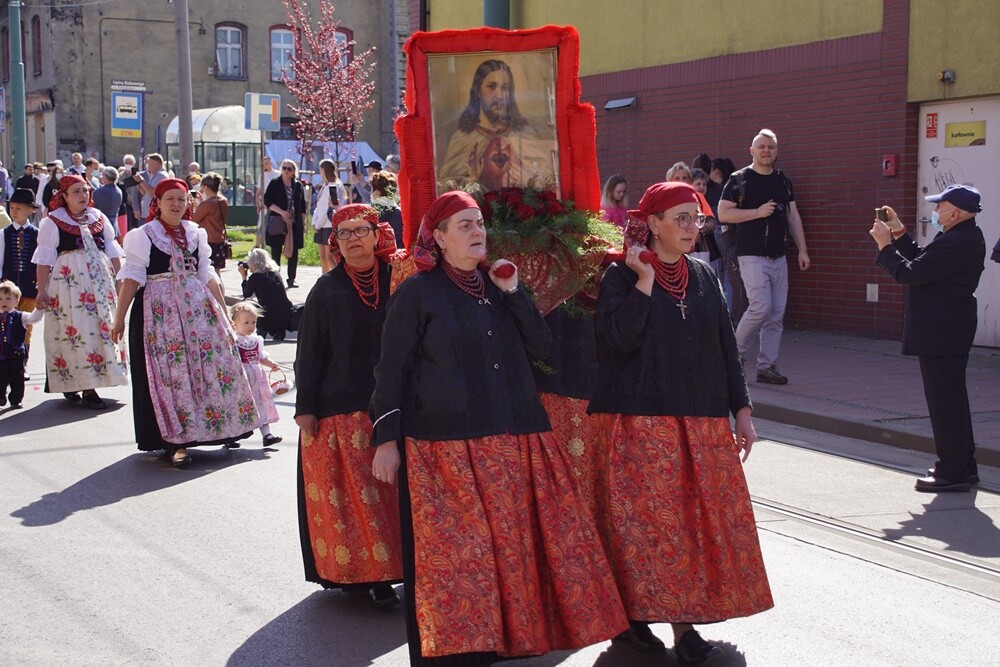Jak co roku w Lipinach odbyła się procesja Bożego Ciała w tradycyjnych śląskich strojach. W tym roku dopisała pogoda i było bardzo dużo osób.
