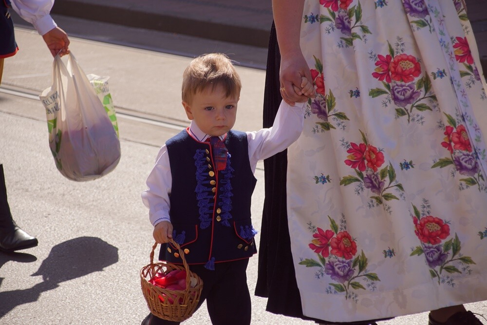 Jak co roku w Lipinach odbyła się procesja Bożego Ciała w tradycyjnych śląskich strojach. W tym roku dopisała pogoda i było bardzo dużo osób.