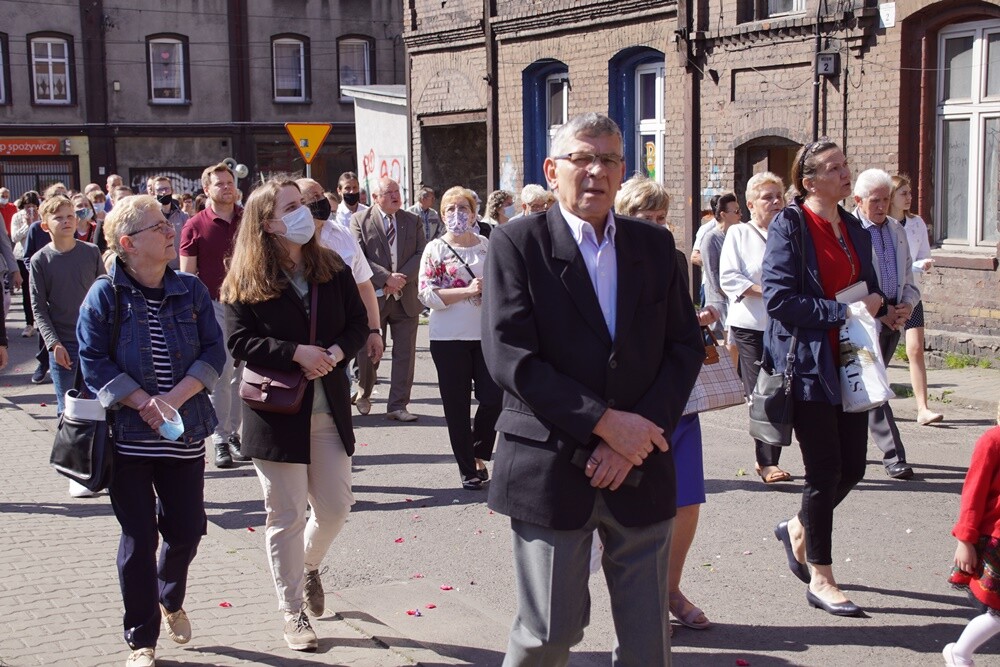 Jak co roku w Lipinach odbyła się procesja Bożego Ciała w tradycyjnych śląskich strojach. W tym roku dopisała pogoda i było bardzo dużo osób.