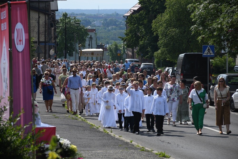 Ulicami wszystkich dzielnic naszego miasta przeszły dzisiaj procesje z okazji obchodów Uroczystości Najświętszego Ciała i Krwi Chrystusa.

fot. Jacek Knapik