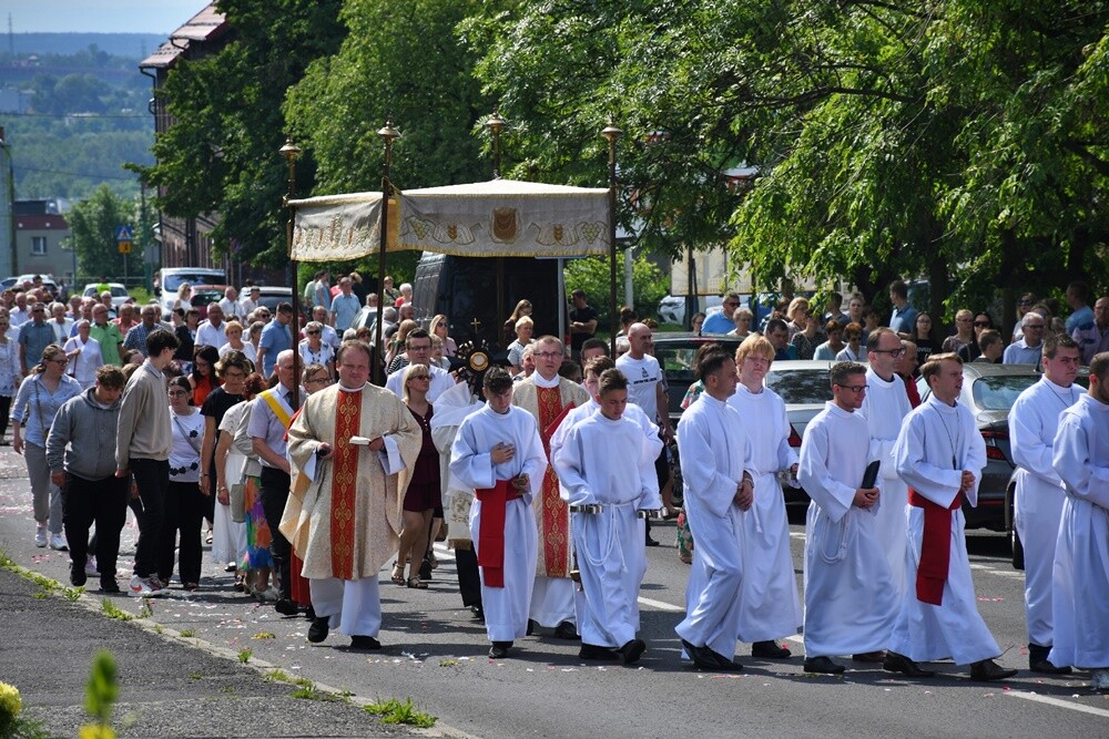 Ulicami wszystkich dzielnic naszego miasta przeszły dzisiaj procesje z okazji obchodów Uroczystości Najświętszego Ciała i Krwi Chrystusa.

fot. Jacek Knapik
