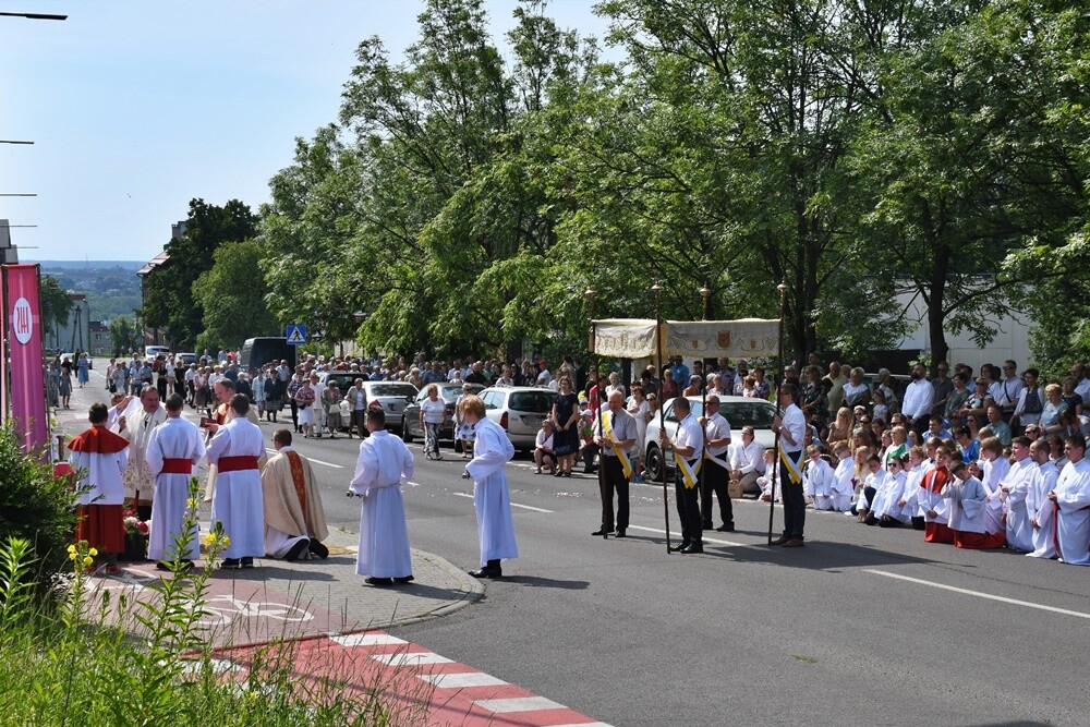 Ulicami wszystkich dzielnic naszego miasta przeszły dzisiaj procesje z okazji obchodów Uroczystości Najświętszego Ciała i Krwi Chrystusa.

fot. Jacek Knapik