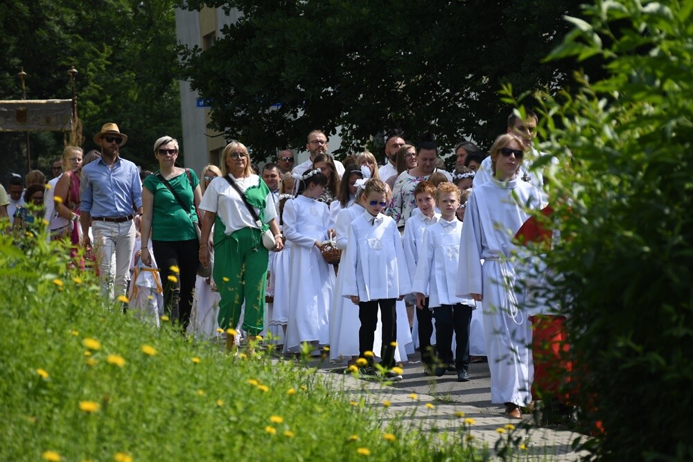 Ulicami wszystkich dzielnic naszego miasta przeszły dzisiaj procesje z okazji obchodów Uroczystości Najświętszego Ciała i Krwi Chrystusa.

fot. Jacek Knapik