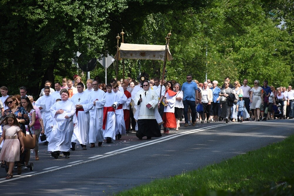 Ulicami wszystkich dzielnic naszego miasta przeszły dzisiaj procesje z okazji obchodów Uroczystości Najświętszego Ciała i Krwi Chrystusa.

fot. Jacek Knapik