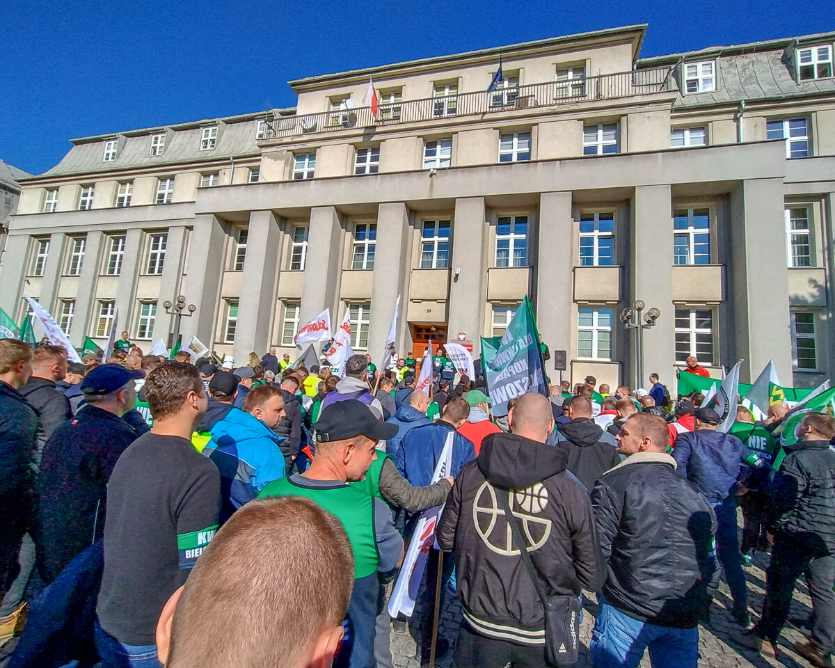 w Katowicach, przed Ministerstwem Przemysłu rozebrało się dzisiaj kilkuset górników, działaczy związkowych i polityków, aby bronić KWK Bielszowice, która ma być docelowo połączona z kopalnią Halemba. Było głośno, ale dość spokojnie.