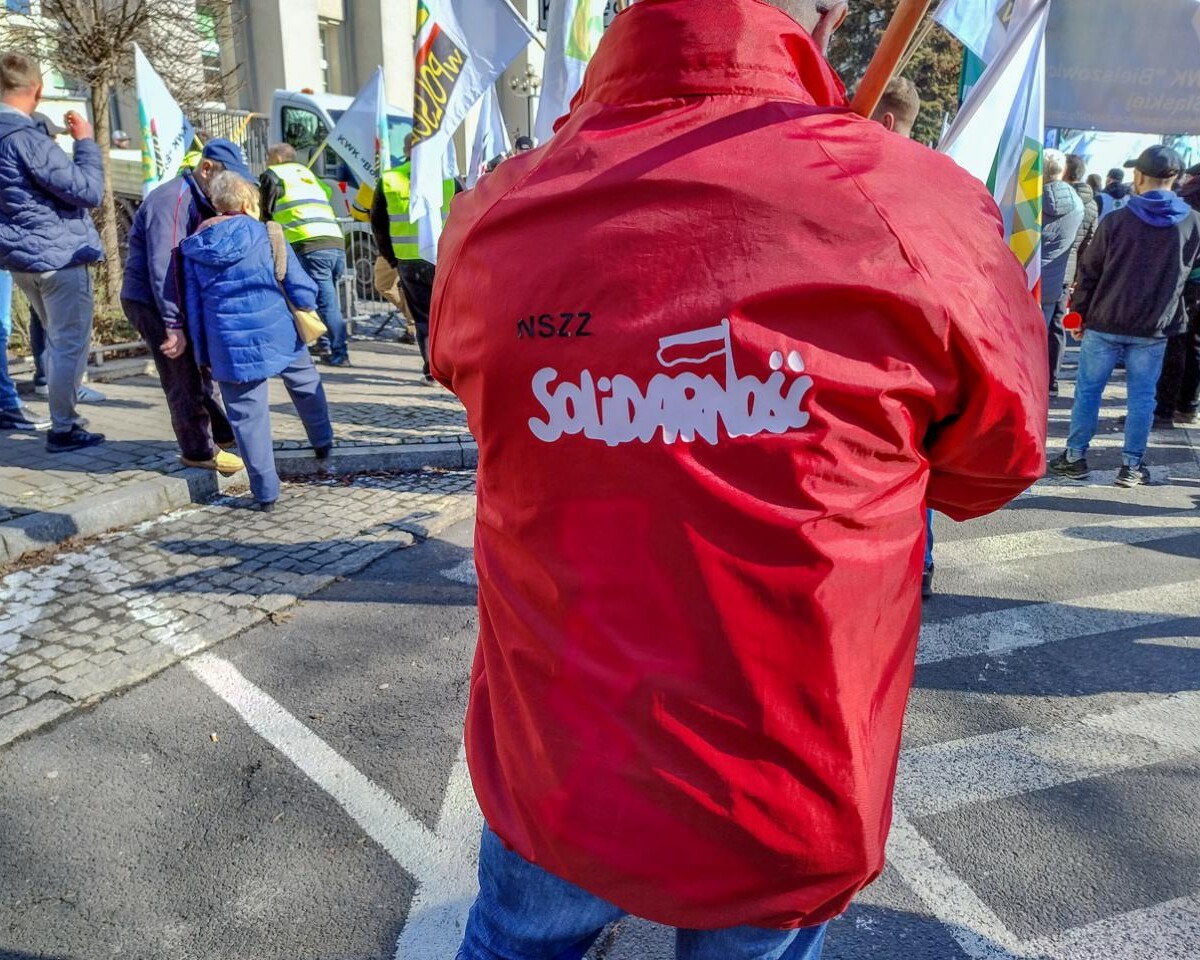 w Katowicach, przed Ministerstwem Przemysłu rozebrało się dzisiaj kilkuset górników, działaczy związkowych i polityków, aby bronić KWK Bielszowice, która ma być docelowo połączona z kopalnią Halemba. Było głośno, ale dość spokojnie.