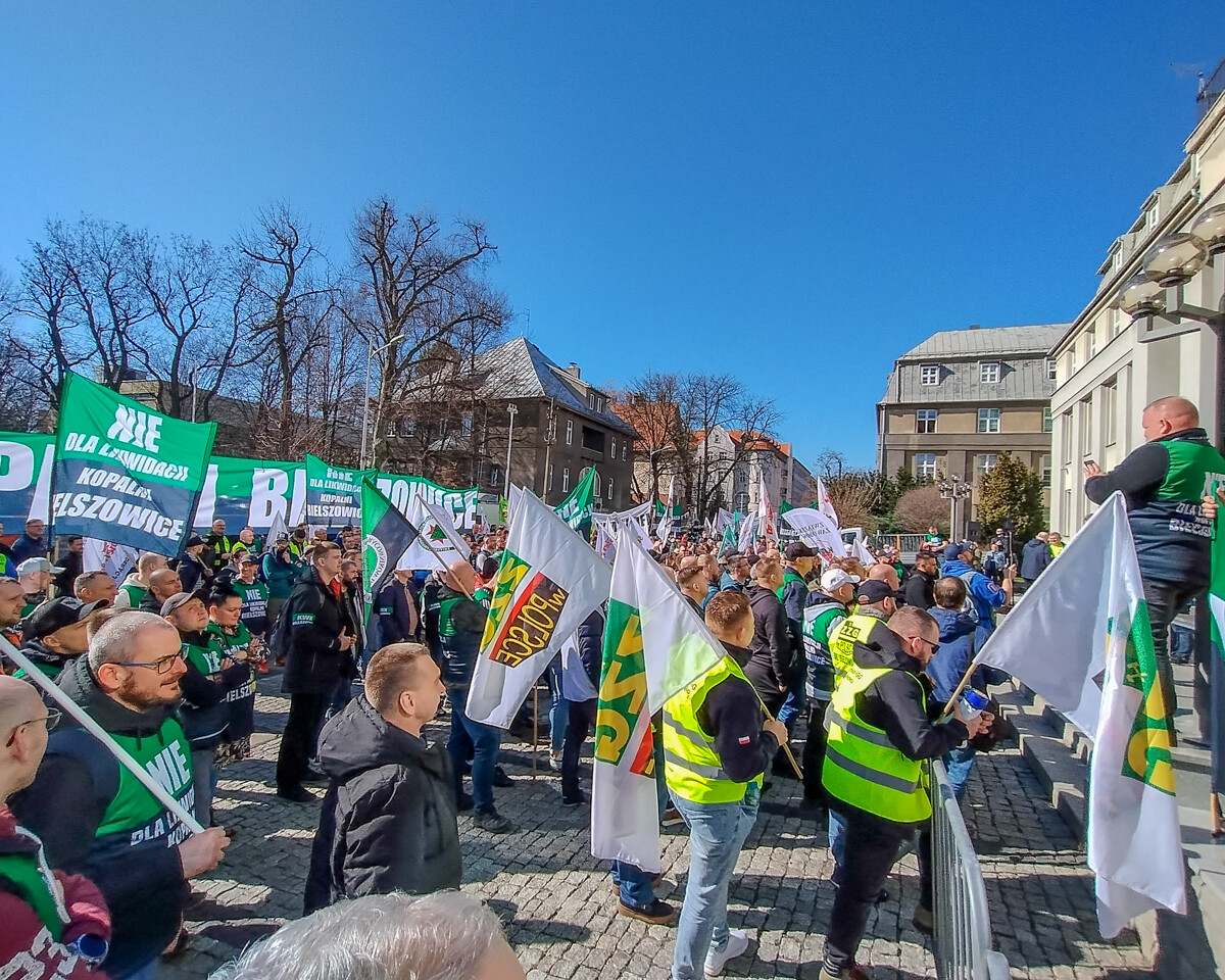w Katowicach, przed Ministerstwem Przemysłu rozebrało się dzisiaj kilkuset górników, działaczy związkowych i polityków, aby bronić KWK Bielszowice, która ma być docelowo połączona z kopalnią Halemba. Było głośno, ale dość spokojnie.