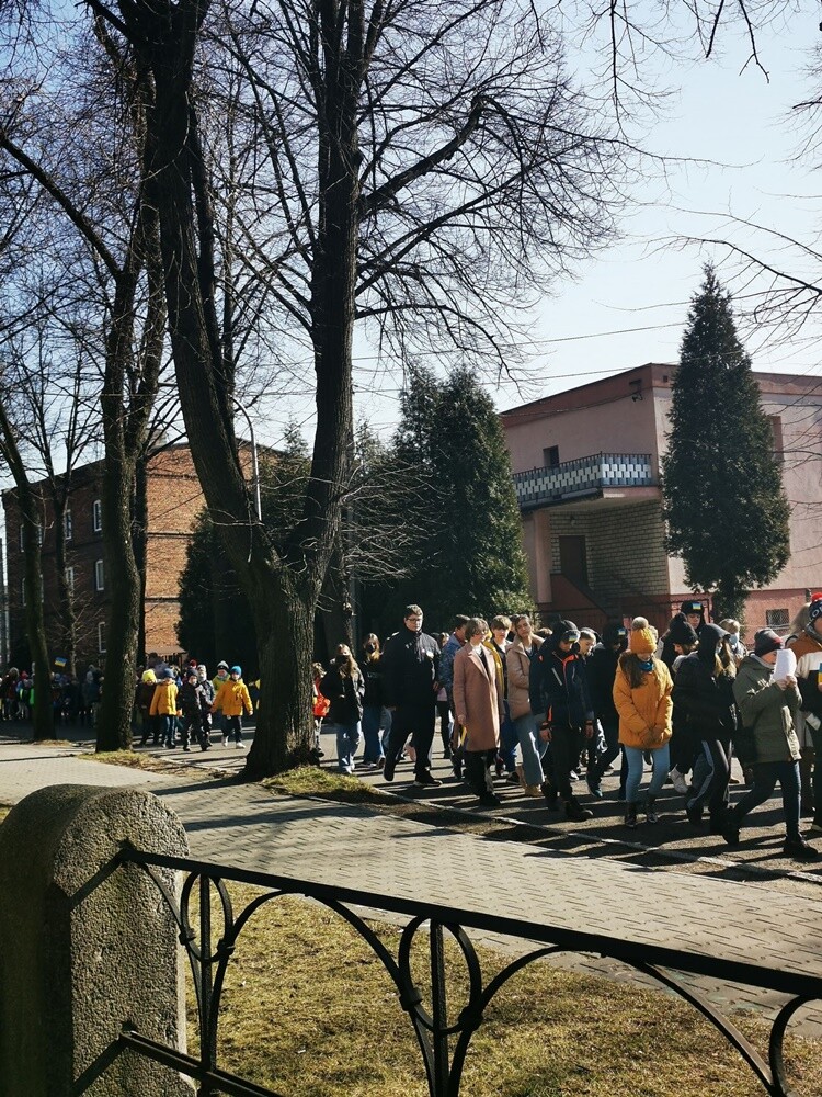 Wczoraj - 2 marca o godz. 12.00 w Kochłowicach odbył się spontaniczny protest przeciwko wojnie na Ukrainie i "Milczące wołanie" dzieci i młodzieży o pokój. 