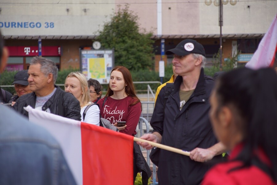 W sobotę w Rudzie Śląskiej odbył się protest przeciwko noszeniu maseczek oraz ograniczeniom związanym z pandemią koronawirusa. Uczestnicy mieli transparenty z napisami m.in. "Śląsk rusza po wolność. Boisz się wirusa, czy mandatu?", "Stop plandemii", "Śląsk to nie zaraza". Demonstrujący przeszli z placu Jana Pawła II pod kopalnie Pokój, Bielszowice i Halembę.