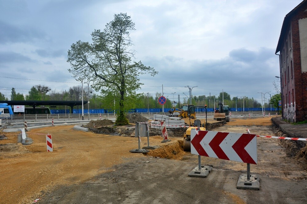 Trwa uporządkowywanie terenu przed dworcem kolejowym w dzielnicy Chebzie. Na inwestycję zostało przyznane dofinansowanie z Rządowego Funduszu Rozwoju Dróg. Jak wygląda postęp prac?

fot. Jacek Knapik