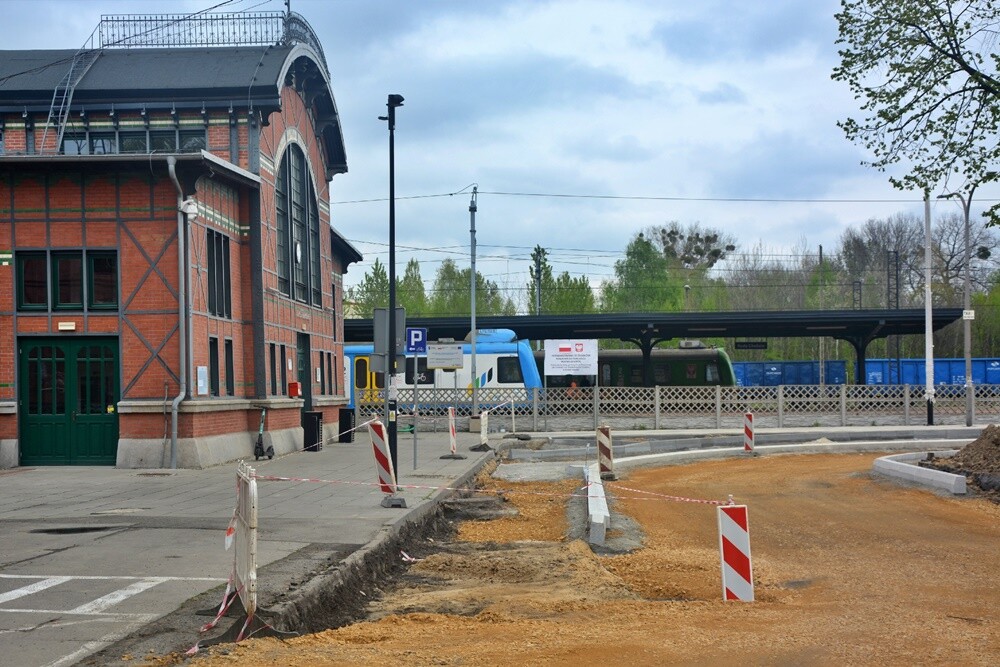 Trwa uporządkowywanie terenu przed dworcem kolejowym w dzielnicy Chebzie. Na inwestycję zostało przyznane dofinansowanie z Rządowego Funduszu Rozwoju Dróg. Jak wygląda postęp prac?

fot. Jacek Knapik