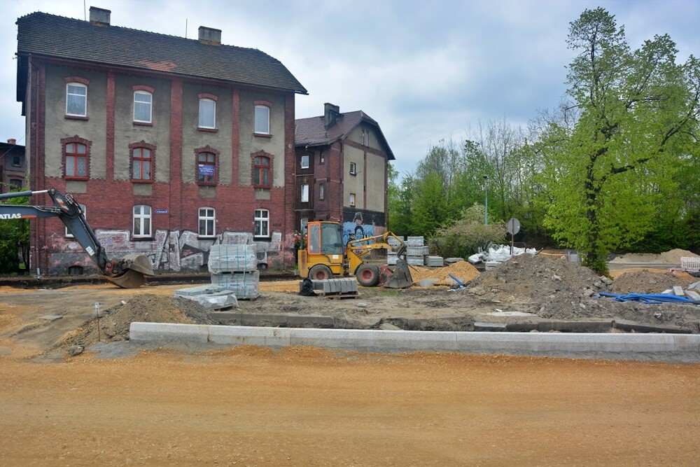 Trwa uporządkowywanie terenu przed dworcem kolejowym w dzielnicy Chebzie. Na inwestycję zostało przyznane dofinansowanie z Rządowego Funduszu Rozwoju Dróg. Jak wygląda postęp prac?

fot. Jacek Knapik