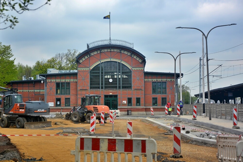 Trwa uporządkowywanie terenu przed dworcem kolejowym w dzielnicy Chebzie. Na inwestycję zostało przyznane dofinansowanie z Rządowego Funduszu Rozwoju Dróg. Jak wygląda postęp prac?

fot. Jacek Knapik