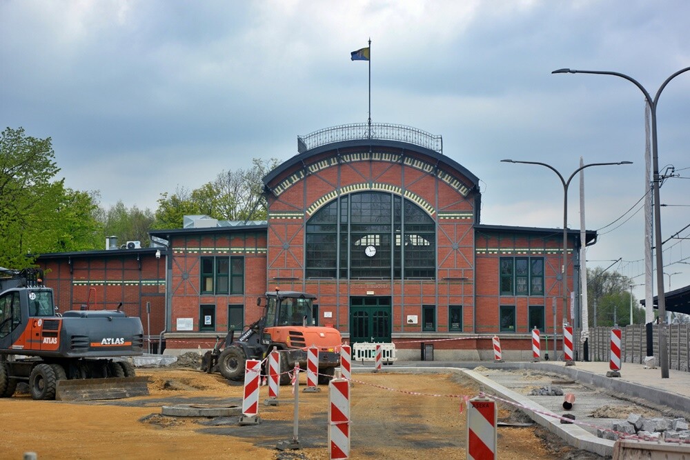 Trwa uporządkowywanie terenu przed dworcem kolejowym w dzielnicy Chebzie. Na inwestycję zostało przyznane dofinansowanie z Rządowego Funduszu Rozwoju Dróg. Jak wygląda postęp prac?

fot. Jacek Knapik