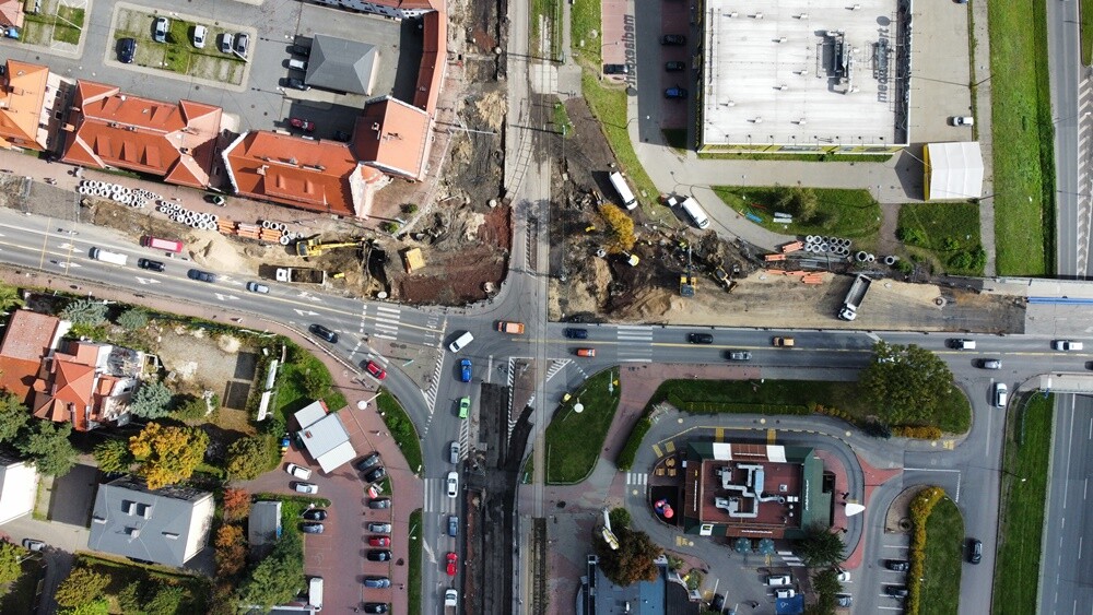 5 września ruszyła przebudowa ul. Wolności w  Rudzie Śląskiej – Rudzie. Główne prace aktualnie toczą się na skrzyżowaniu ul. Wolności, Zabrzańskiej i 1 Maja, które jest przebudowywane, a w jego miejscu powstaje rondo. Zobaczcie, jak wygląda postęp prac. 

fot. Marek Buczyński