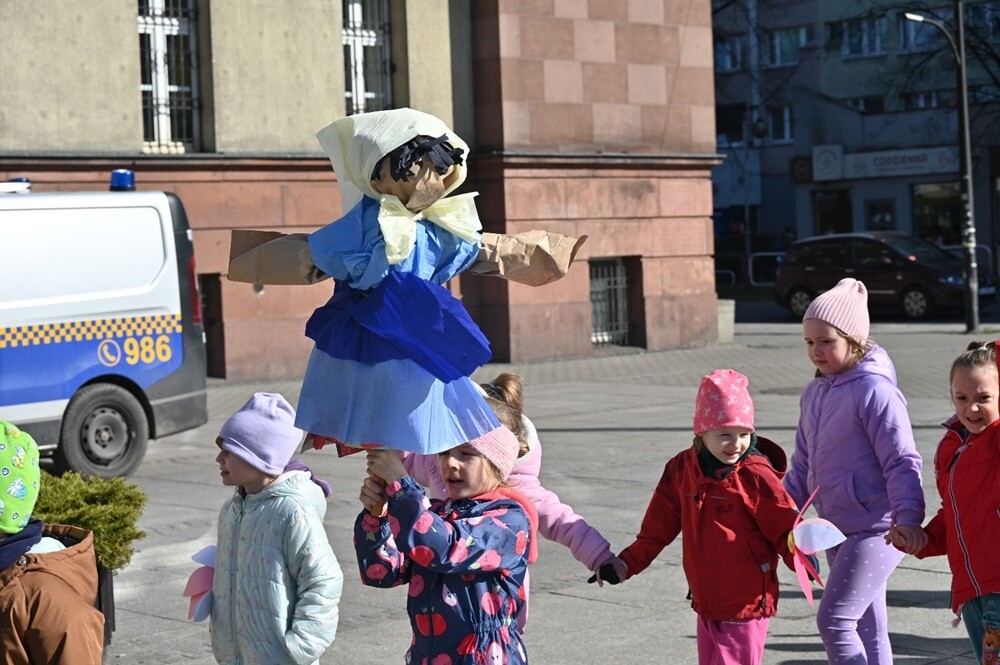 Przedszkolaki przywitały wiosnę na rynku w Nowym Bytomiu. / fot. UM Ruda Śląska