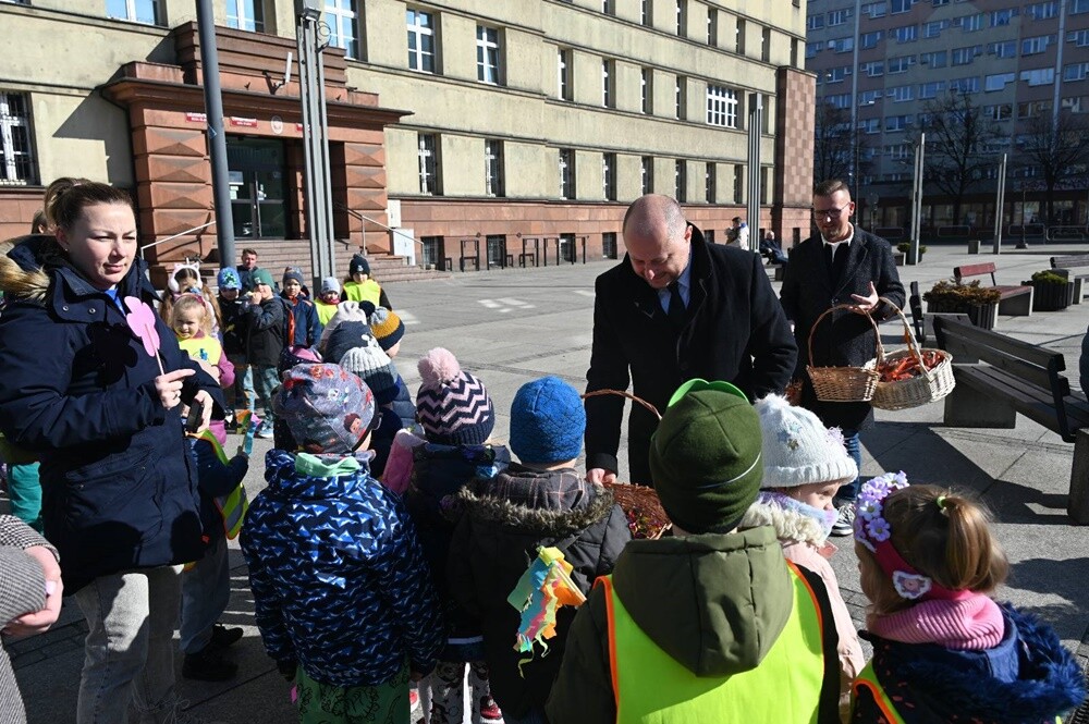 Przedszkolaki przywitały wiosnę na rynku w Nowym Bytomiu. / fot. UM Ruda Śląska
