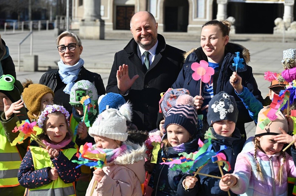 Przedszkolaki przywitały wiosnę na rynku w Nowym Bytomiu. / fot. UM Ruda Śląska