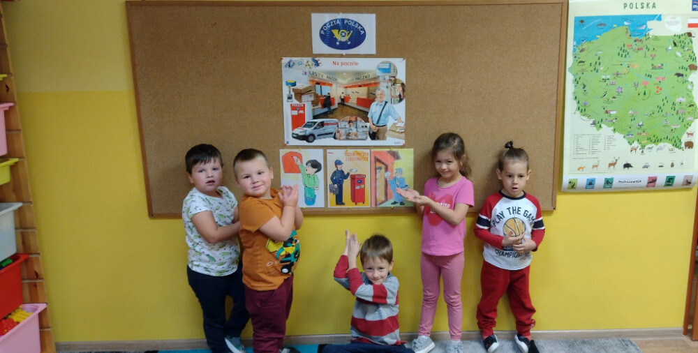 Wczoraj najmłodsi rudzianie złożyli wizytę w Urzędzie Pocztowym. Zobaczyli, jak wygląda praca na poczcie oraz dowiedzieli się co dzieje się z wysłanym listem, zanim dotrze do odbiorcy.