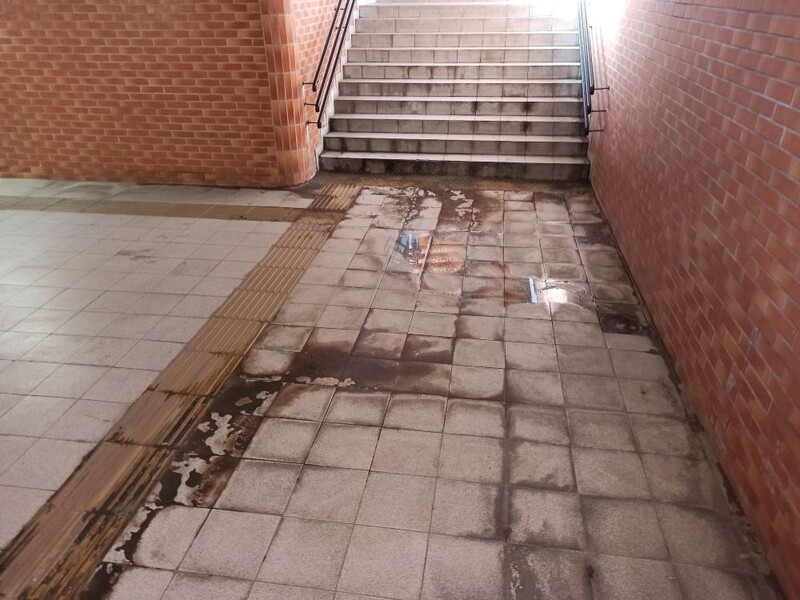 Przejście podziemne na Chebziu zalewane po opadach. Miasto i PKP interweniują