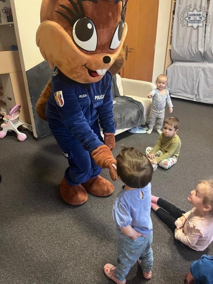 Podczas ferii policjanci z Rudy Śląskiej spotkali się z dziećmi w przedszkolach i żłobkach, promując zasady bezpieczeństwa w ramach akcji „Kręci mnie bezpieczeństwo na stoku” / fot. KMP Ruda Śląska