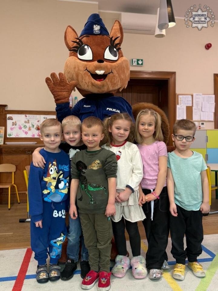 Podczas ferii policjanci z Rudy Śląskiej spotkali się z dziećmi w przedszkolach i żłobkach, promując zasady bezpieczeństwa w ramach akcji „Kręci mnie bezpieczeństwo na stoku” / fot. KMP Ruda Śląska
