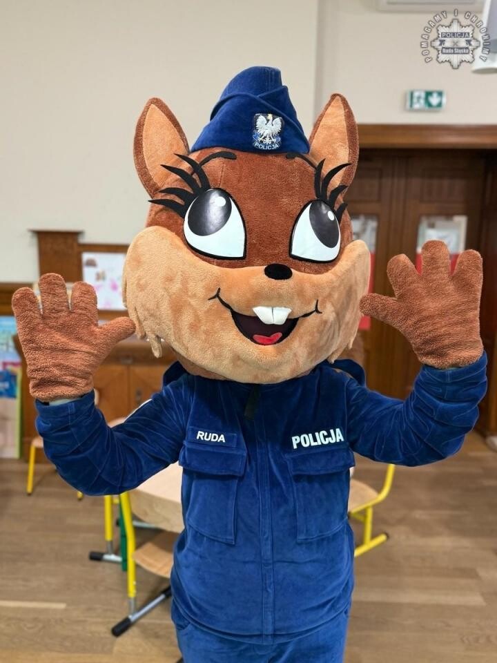 Podczas ferii policjanci z Rudy Śląskiej spotkali się z dziećmi w przedszkolach i żłobkach, promując zasady bezpieczeństwa w ramach akcji „Kręci mnie bezpieczeństwo na stoku” / fot. KMP Ruda Śląska
