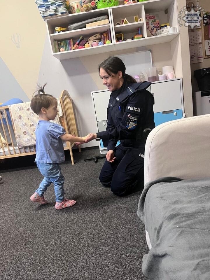 Podczas ferii policjanci z Rudy Śląskiej spotkali się z dziećmi w przedszkolach i żłobkach, promując zasady bezpieczeństwa w ramach akcji „Kręci mnie bezpieczeństwo na stoku” / fot. KMP Ruda Śląska