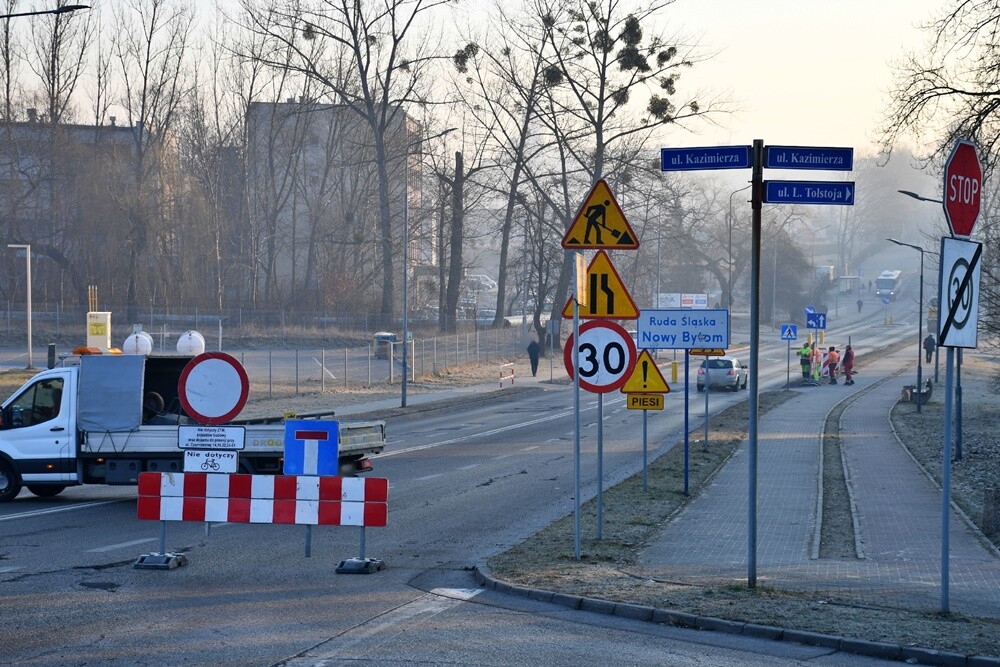 Ruszyła naprawa szkód górniczych na ulicy Czarnoleśnej w Rudzie Śląskiej. Droga ta zostanie kompleksowo przebudowana. 3 marca ulica została zamknięta dla ruchu pojazdów osobowych. 

fot. Jacek Knapik