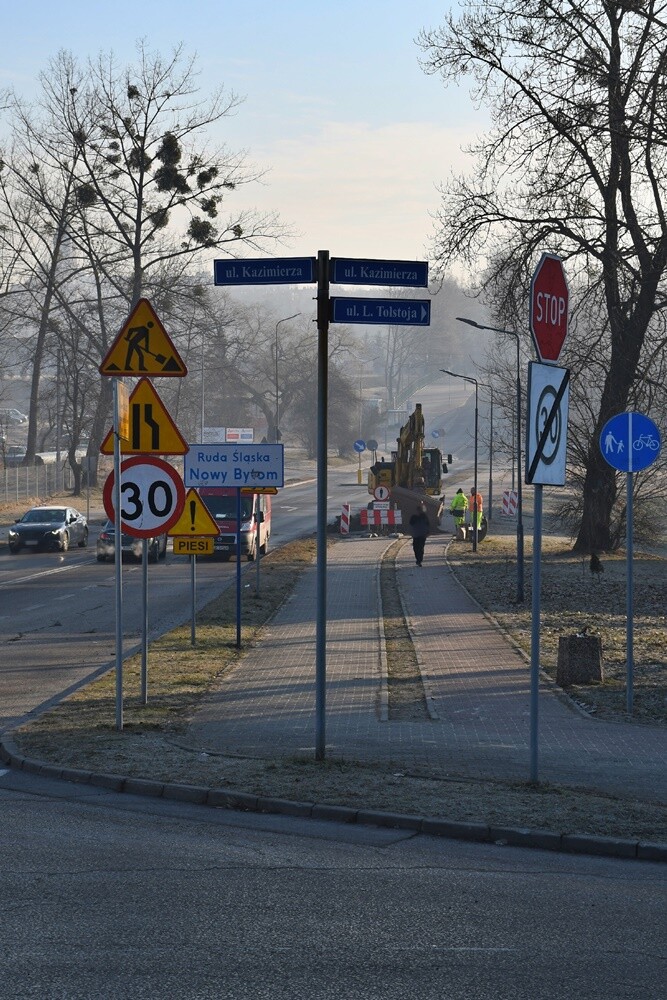 Ruszyła naprawa szkód górniczych na ulicy Czarnoleśnej w Rudzie Śląskiej. Droga ta zostanie kompleksowo przebudowana. 3 marca ulica została zamknięta dla ruchu pojazdów osobowych. 

fot. Jacek Knapik