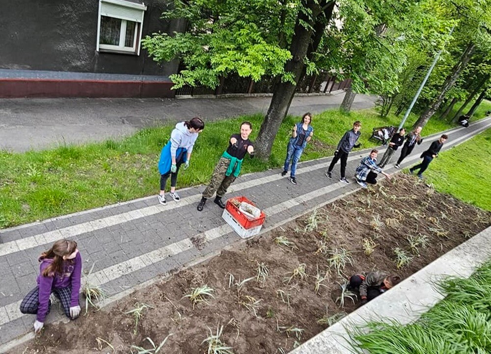 W ubiegły czwartek planty w Kochłowicach tłumnie odwiedzili miłośnicy roślin. Obsadzili rozmaitymi gatunkami kwiatów parkowe alejki.

fot. Rafał Wypior