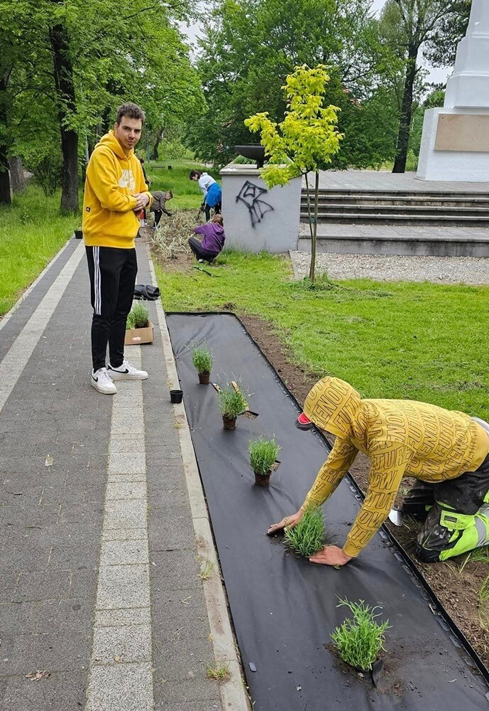 W ubiegły czwartek planty w Kochłowicach tłumnie odwiedzili miłośnicy roślin. Obsadzili rozmaitymi gatunkami kwiatów parkowe alejki.

fot. Rafał Wypior