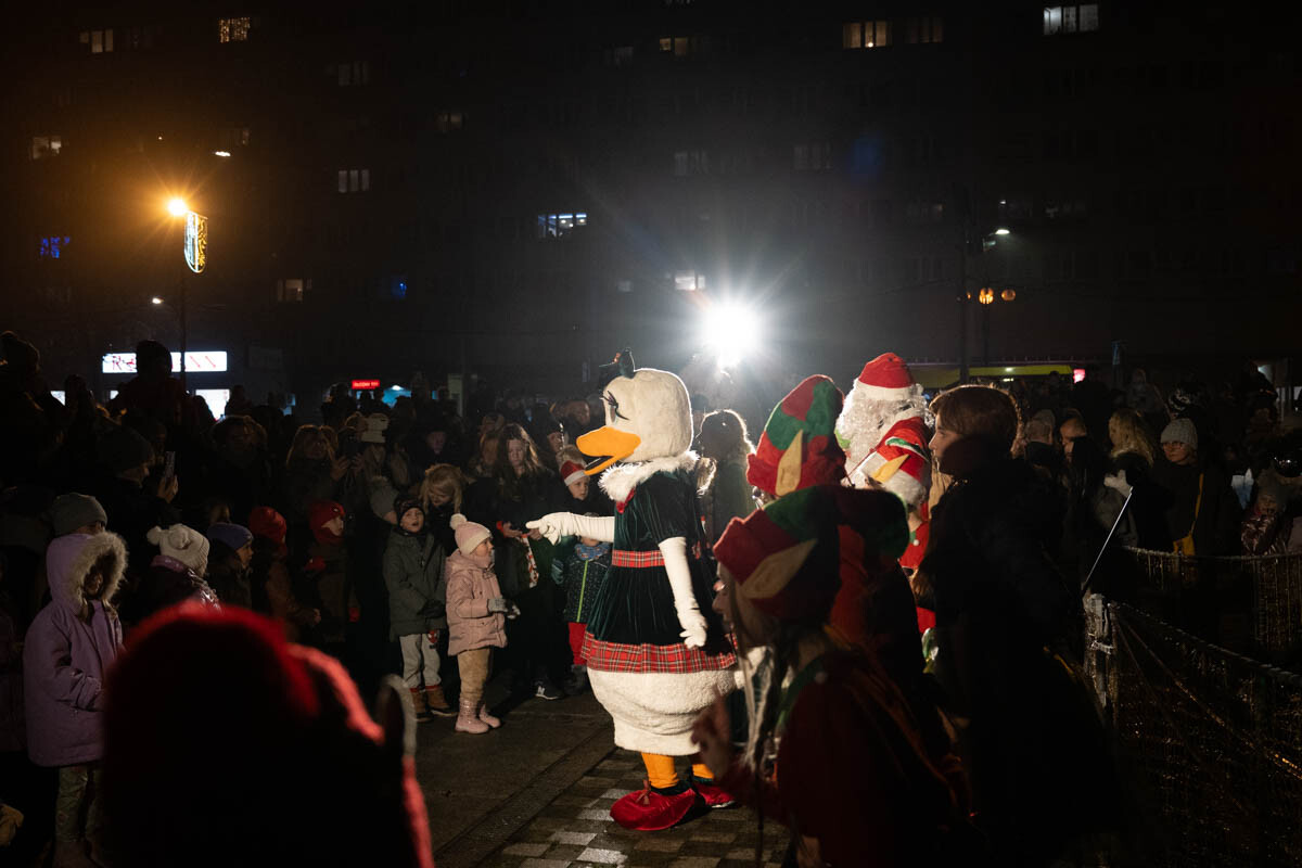 3 grudnia Ruda Śląska zyskała prawdziwie świąteczny blask, a to za sprawą rozświetlenia 10-metrowej choinki na placu Jana Pawła II. / fot. Marek Faber