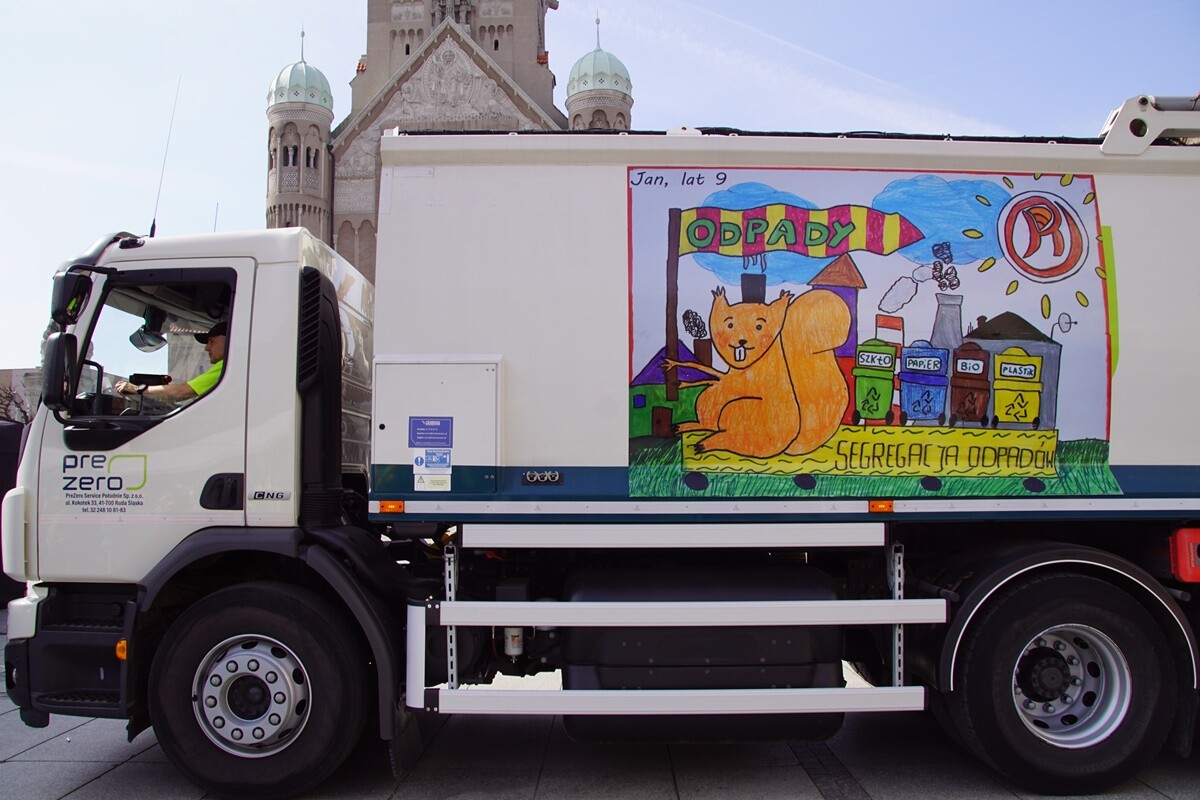 Wręczenie nagród laureatom konkursu na projekt grafiki na samochód ciężarowy przeznaczony do odbioru odpadów komunalnych.
