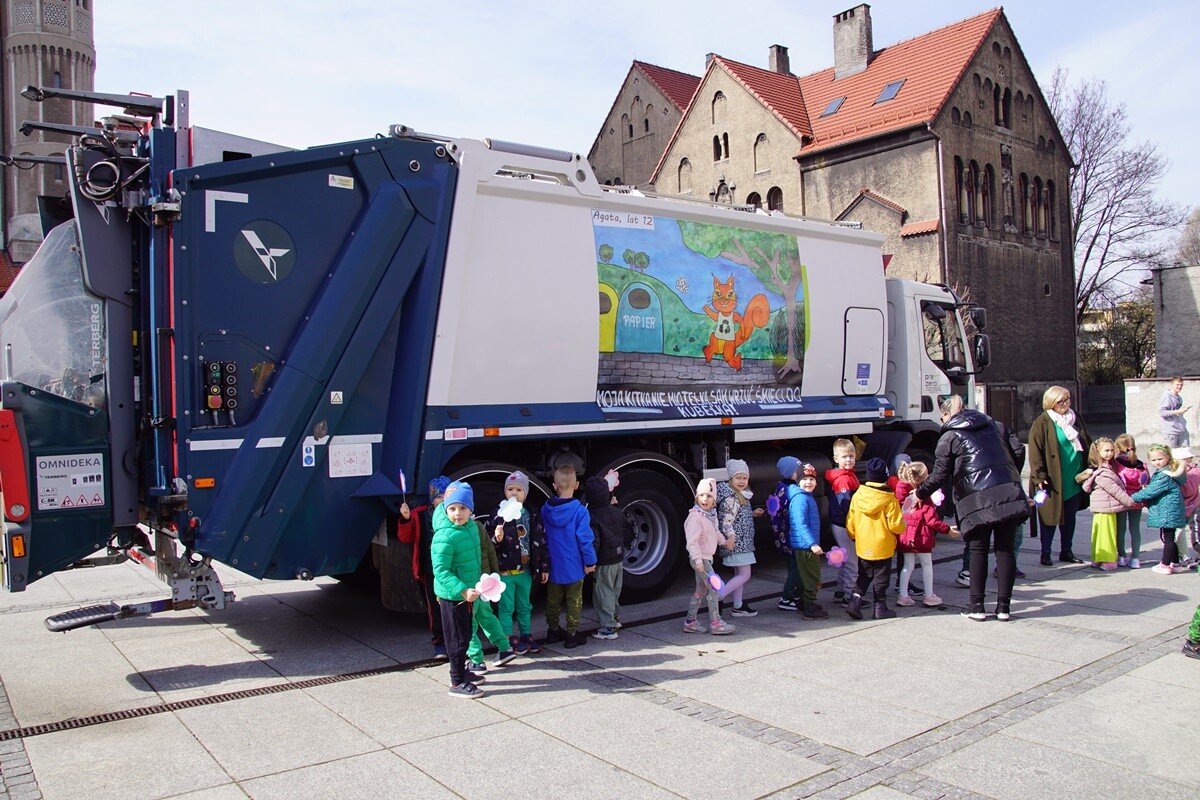 Wręczenie nagród laureatom konkursu na projekt grafiki na samochód ciężarowy przeznaczony do odbioru odpadów komunalnych.