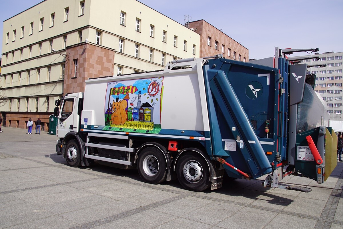 Wręczenie nagród laureatom konkursu na projekt grafiki na samochód ciężarowy przeznaczony do odbioru odpadów komunalnych.