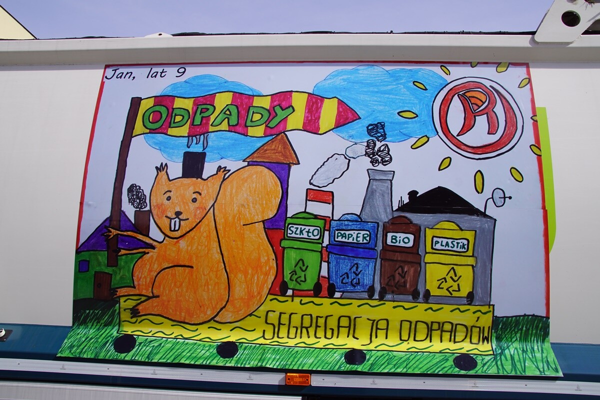 Wręczenie nagród laureatom konkursu na projekt grafiki na samochód ciężarowy przeznaczony do odbioru odpadów komunalnych.