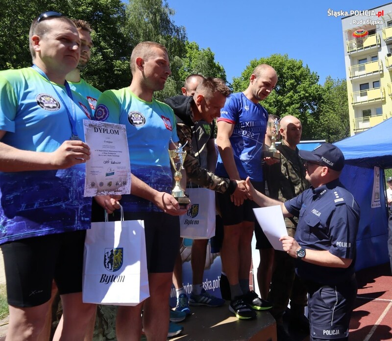 Rudzcy policjanci biegli w VI Biegu Przełajowym imienia st. sierż. Marka Sienickiego