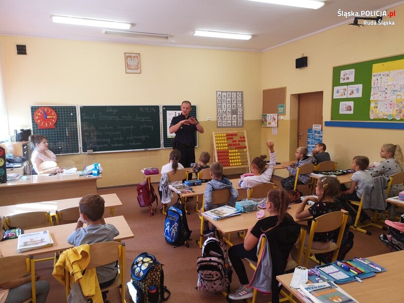 Rudzcy policjanci prowadzą cykl spotkań z uczniami podstawówek