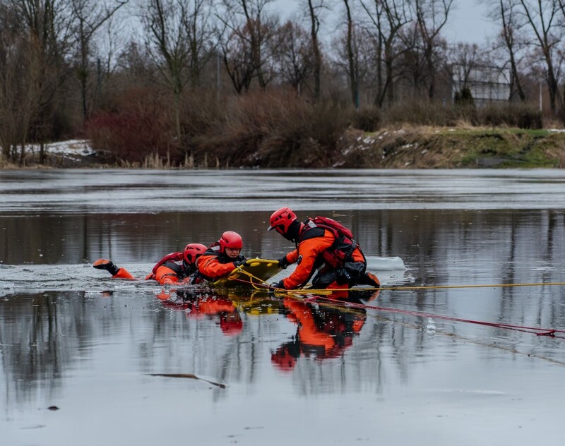 Rudzcy strażacy ćwiczyli na stawie "Kokotek". Zobaczcie zdjęcia