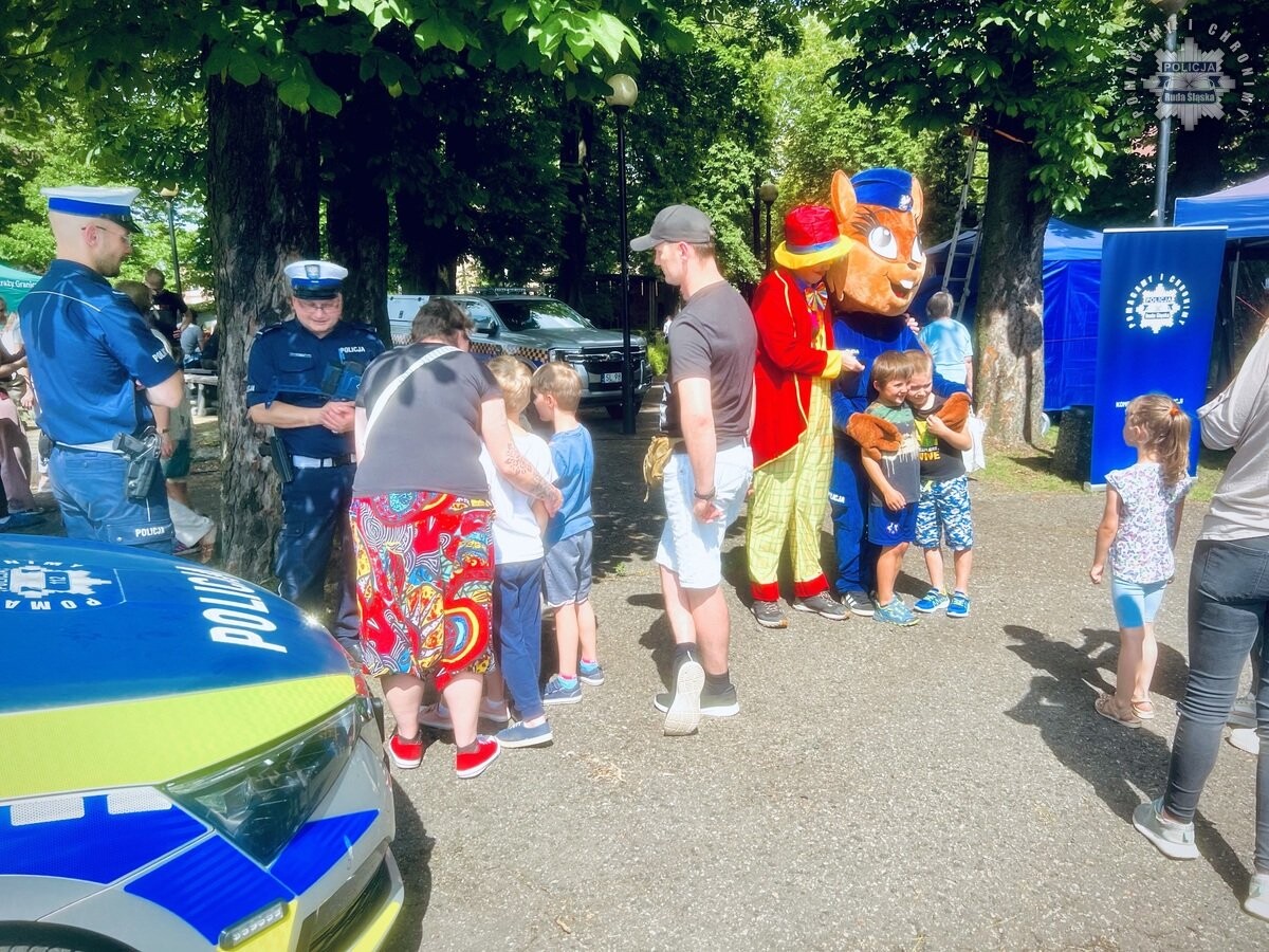 Rudzki Dzień Dziecka był pełen atrakcji – policyjne stoisko przyciągnęło tłumy / fot. KMP Ruda Śląska