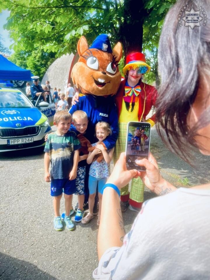 Rudzki Dzień Dziecka był pełen atrakcji – policyjne stoisko przyciągnęło tłumy / fot. KMP Ruda Śląska