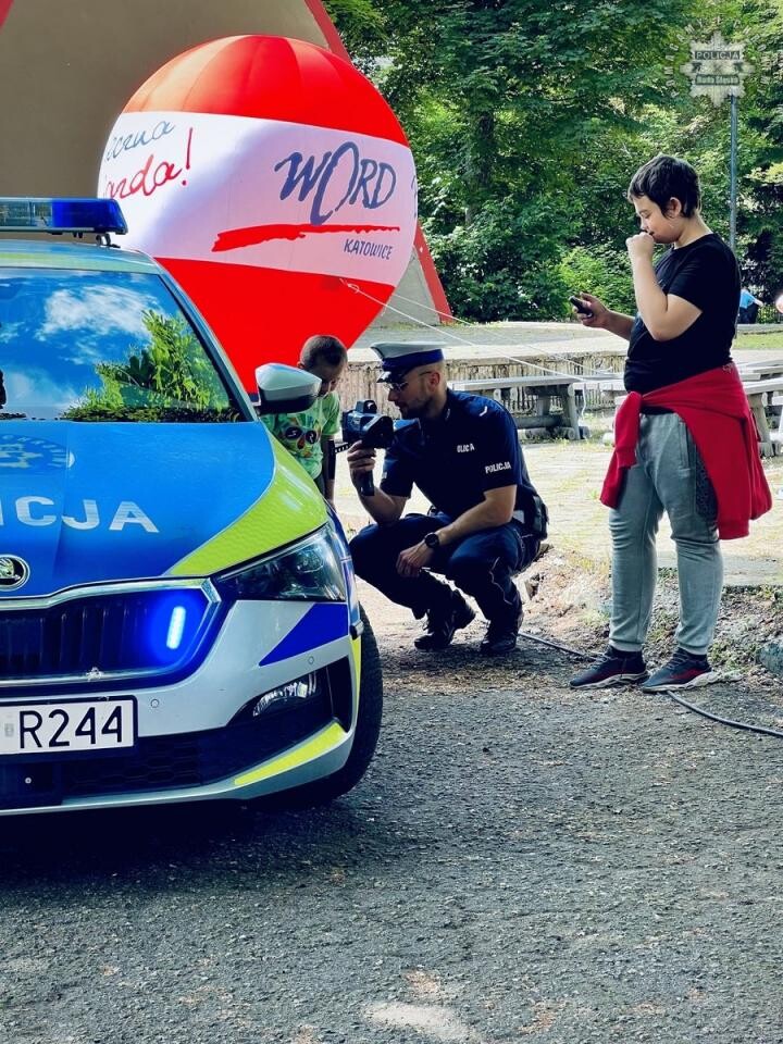 Rudzki Dzień Dziecka był pełen atrakcji – policyjne stoisko przyciągnęło tłumy / fot. KMP Ruda Śląska