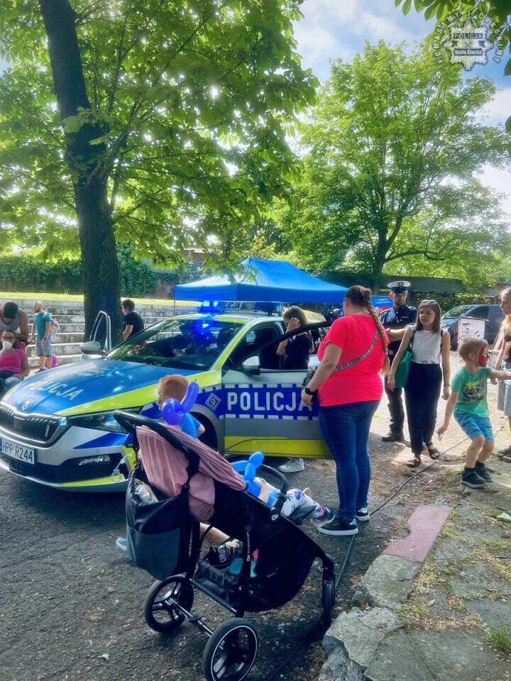 Rudzki Dzień Dziecka był pełen atrakcji – policyjne stoisko przyciągnęło tłumy / fot. KMP Ruda Śląska
