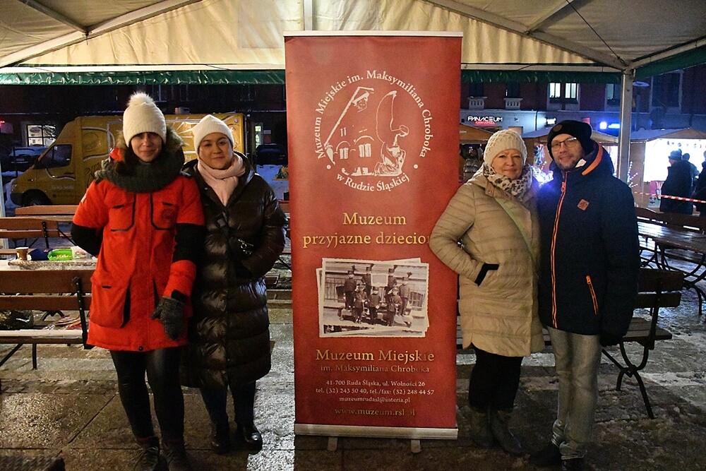 Wystartował Rudzki Jarmark Świąteczny! Na rudzkim rynku rozbłysła miejska choinka i zapachniało świętami. fot. Jacek Knapik