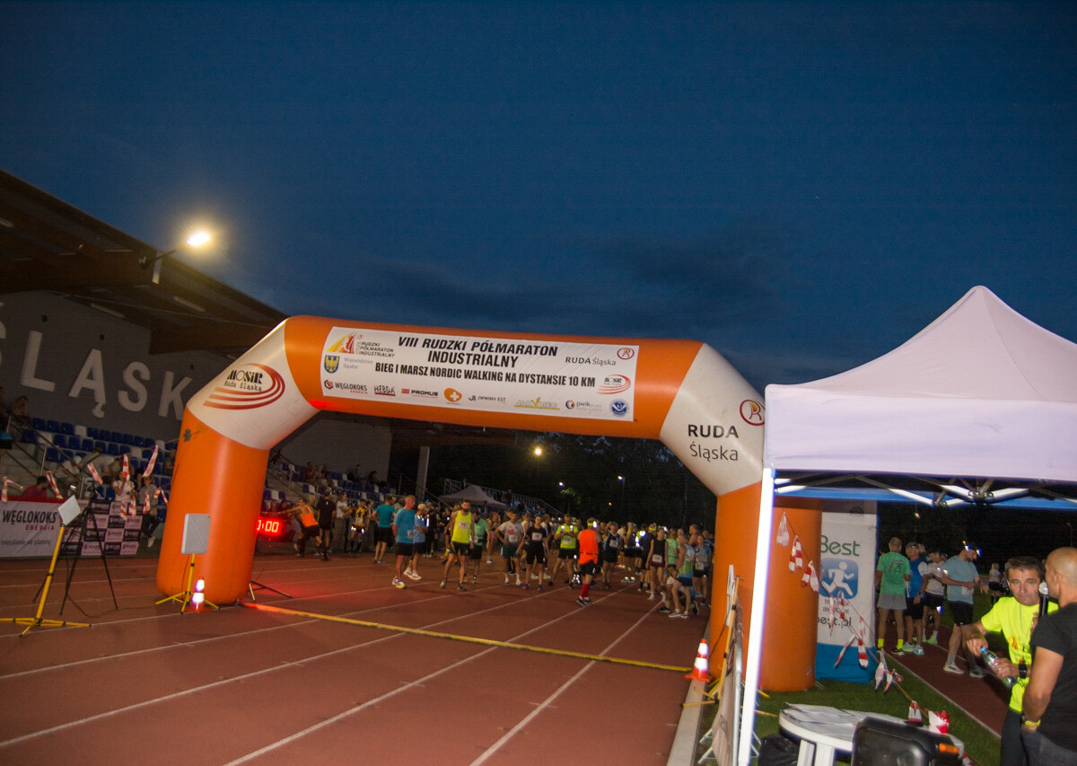Za nami kolejna odsłona Rudzkiego Półmaratonu Industrialnego, setki uczestników pobiegło nocną porą przez nasze miasto. Byliśmy i my, mamy zdjęcia!