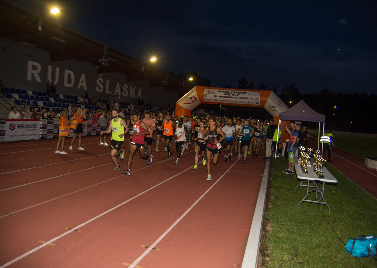 Za nami kolejna odsłona Rudzkiego Półmaratonu Industrialnego, setki uczestników pobiegło nocną porą przez nasze miasto. Byliśmy i my, mamy zdjęcia!
