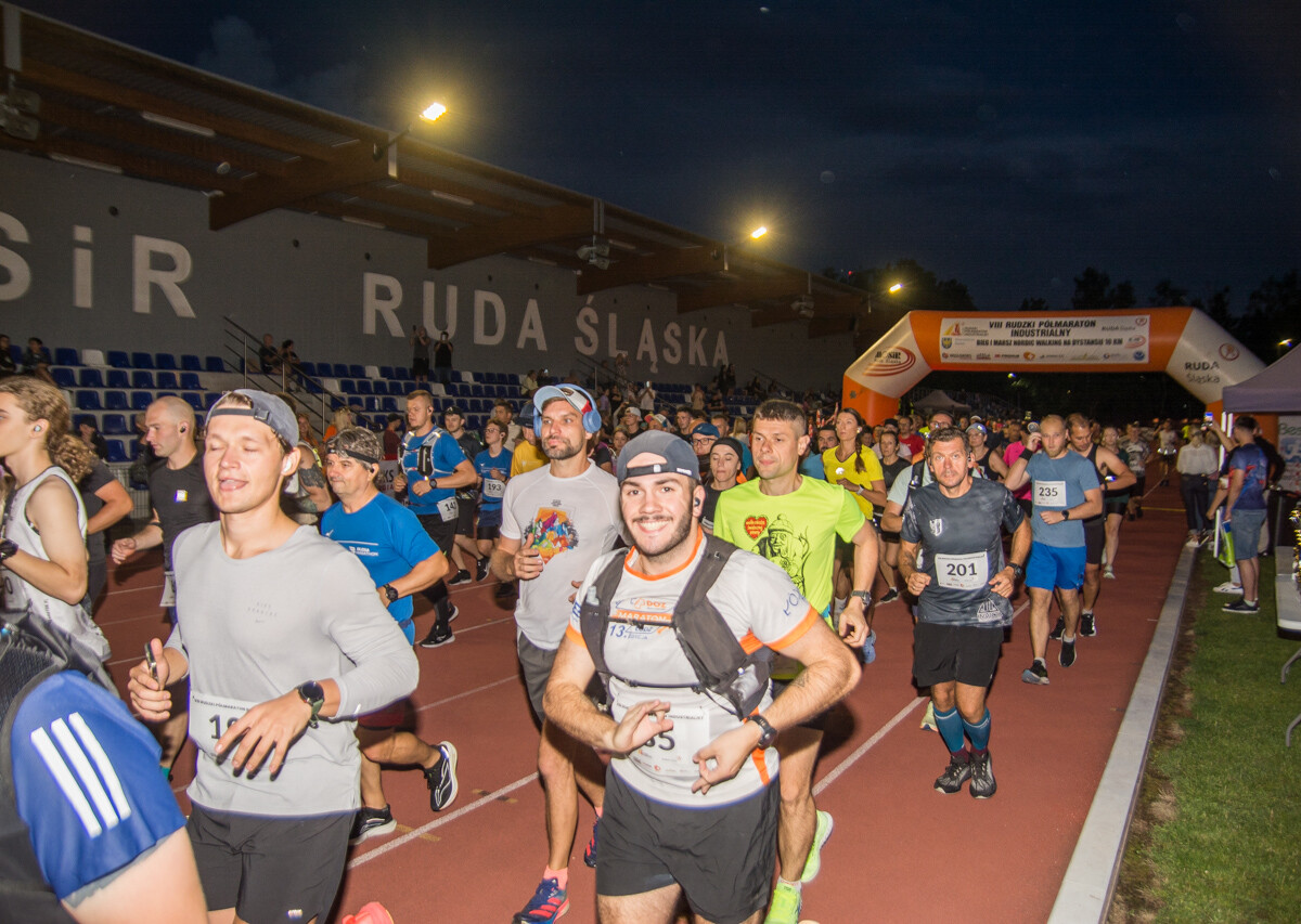 Za nami kolejna odsłona Rudzkiego Półmaratonu Industrialnego, setki uczestników pobiegło nocną porą przez nasze miasto. Byliśmy i my, mamy zdjęcia!