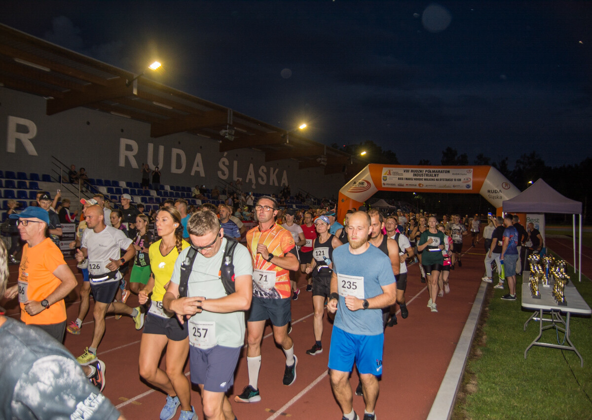 Za nami kolejna odsłona Rudzkiego Półmaratonu Industrialnego, setki uczestników pobiegło nocną porą przez nasze miasto. Byliśmy i my, mamy zdjęcia!